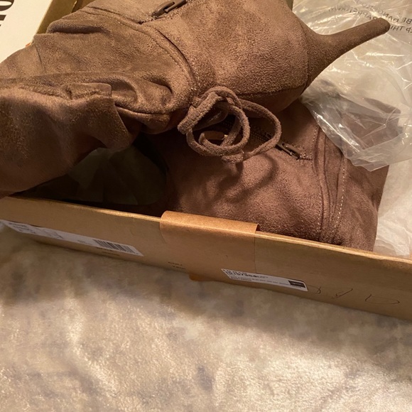 SOLD NWT tan faux suede - Picture 3 of 4